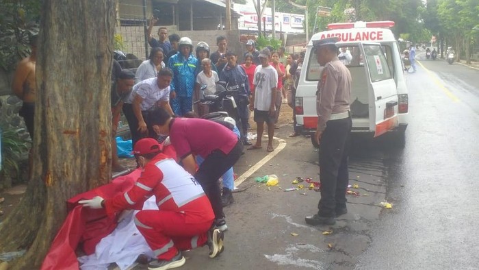 Petugas mengevakuasi korban kecelakaan di Jalan Singaraja-Denpasar, tepatnya di wilayah Sukasada, Buleleng, Bali, Selasa (18/11/2025). (Foto: Dok. Polres Buleleng)