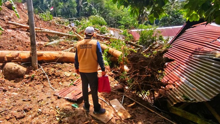 Petugas Tim Reaksi Cepat Puskesmas Cisolok melakukan asesmen kondisi pasca longsor di lokasi terdampak.