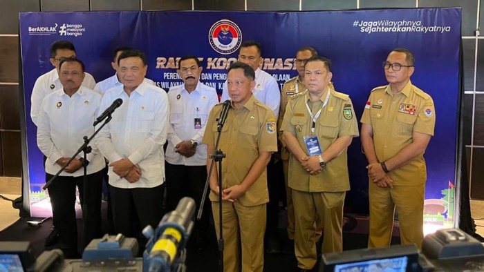 Plt Gubernur Riau bersama Menteri Dalam Negeri usai Rakordal