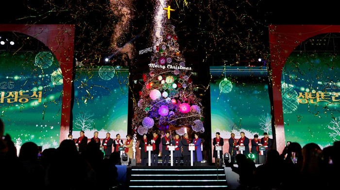 Artificial snow falls as people watch the Christmas tree lighting ceremony at Seoul City Hall Plaza, in Seoul, South Korea, November 17, 2025. REUTERS/Kim Soo-hyeon