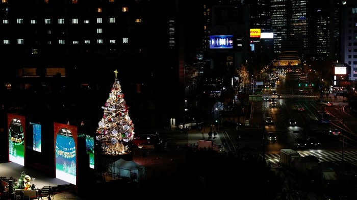 Artificial snow falls as people watch the Christmas tree lighting ceremony at Seoul City Hall Plaza, in Seoul, South Korea, November 17, 2025. REUTERS/Kim Soo-hyeon
