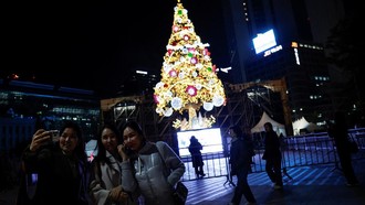 Pohon Natal Raksasa Hidupkan Suasana Liburan di Jantung Kota Seoul
