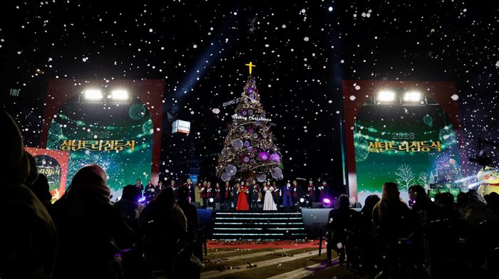 Artificial snow falls as people watch the Christmas tree lighting ceremony at Seoul City Hall Plaza, in Seoul, South Korea, November 17, 2025. REUTERS/Kim Soo-hyeon
