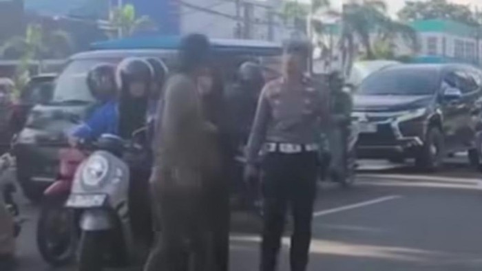 Polantas di Maros nyaris dipukul pengendara motor.