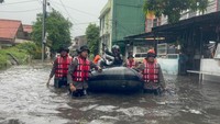 Kawasan Mampang Jaksel Banjir, Warga Dievakuasi Pakai Perahu Karet