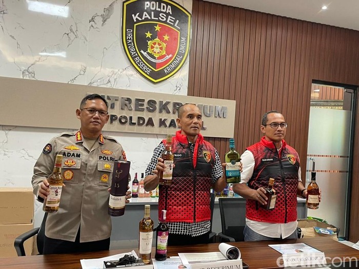 Polisi menangkap penjual minuman keras oplosan yang dikemas dalam botol mahal.