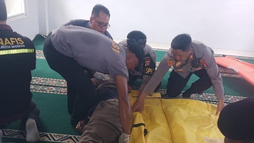 Polisi mengevakuasi Hairil Alami, anggota Satpol PP Kota Mataram yang ditemukan tewas di musala SPBU Lingkar Selatan, Selasa (18/11/2025). (Foto: Dok. Polresta Mataram)