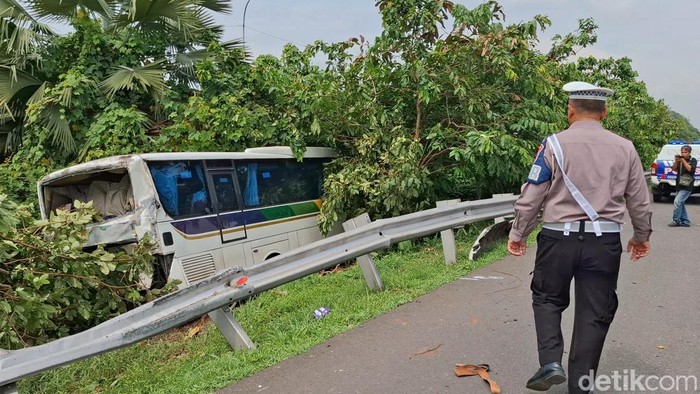 Polisi olah TKP kecelakaan maut di KM 72 Tol Cipali.