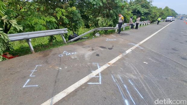 Polisi olah TKP kecelakaan maut di KM 72 Tol Cipali.