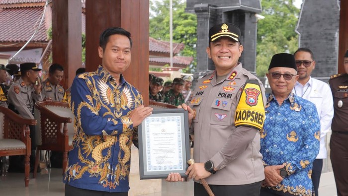 Kapolres Blitar, AKBP Arif Fazlurrahman memberikan penghargaan pos kamling berprestasi