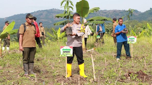 Polres Grobogan dan masyarakat saat mereboisasi KHDPK di Desa Lebengjumuk dan Desa Lebak, Kecamatan Grobogan.