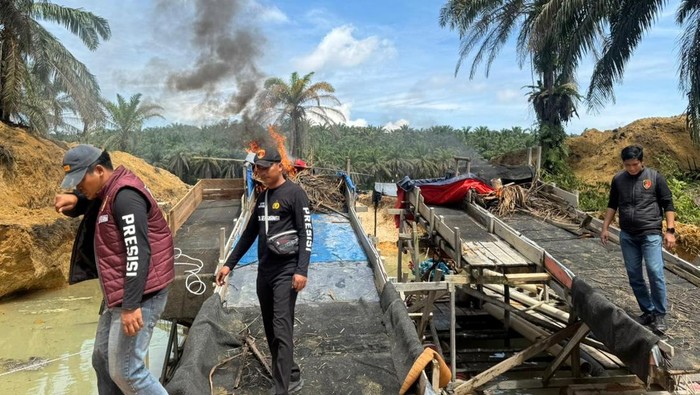 Polres Kuansing memusnahkan dompeng (alat rakit PETI) di Sungai Mampek, Kecamatan Singingi, Senin (17/11/2025).