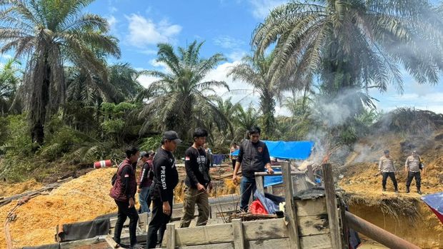 Polres Kuansing memusnahkan dompeng (alat rakit PETI) di Sungai Mampek, Kecamatan Singingi. Polres Kuansing memusnahkan dompeng (alat rakit PETI) di Sungai Mampek, Kecamatan Singingi, Senin (17/11/2025).