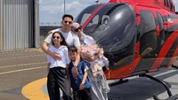 Mereka merayakan hari jadi pernikahan tersebut dengan naik helikopter bersama kedua anaknya. Poppy Bunga juga mendapat kejutan buket bunga dari sang suami. Foto: Instagram/@poppybungariphat