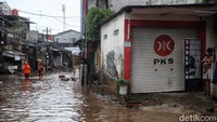 BPBD DKI Jakarta melaporkan banjir terparah berada di Kelurahan Pela Mampang, Jakarta Selatan, yang merendam 9 RT. Ketinggian air mencapai 80 cm.