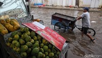 BPBD DKI Jakarta melaporkan sebanyak 16 RT dan 3 ruas jalan di Jakarta terendam banjir akibat curah hujan tinggi.