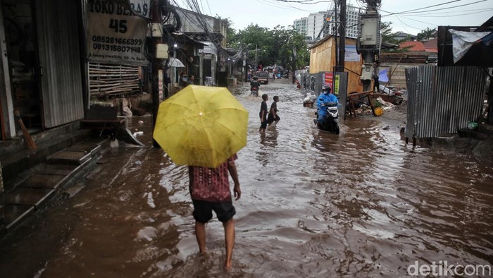 Pengendara menerobos banjir di Jl Kemang Utara IX, Kelurahan Bangka, Mampang Prapatan, Jakarta Selatan, Selasa (18/11/2025) dengan titik kenal Pasar Kambing. Jalan tersebut sempat ditutup untuk pengendara sejak puk 11.00 WIB hingga 16.30 WIB karena ketinggian air membuat kendaraan tak bisa melintas. Hujan deras sejak pukul 11.00 WIB membuat sejumlah ruas jalan tergenang dengan ketinggian bervariasi hingga 80 cm.