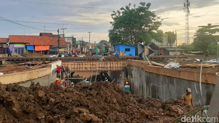 Proyek pembangunan underpass di Jalan Surotokunto, Kabupaten Karawang