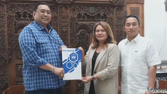 PSIS Semarang memperkenalkan Datu Nova Fatmawati (tengah) sebagai investor anyar PSIS, Senin (17/11/2025).