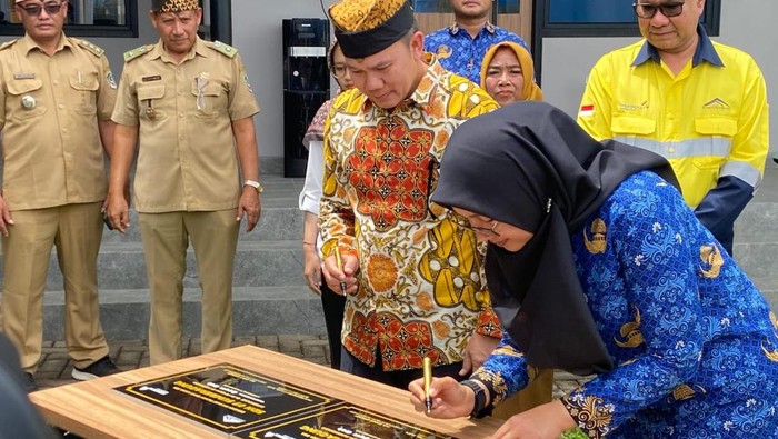 Bupati Banyuwangi Ipuk Fiestiandani meresmikan Rumah Pintar binaan PT Bumi Suksesindo (PT BSI)