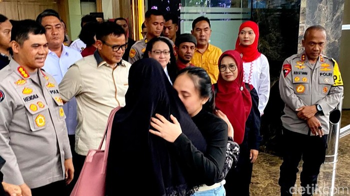Reni berpelukan dengan sang ibu sepulang dari China