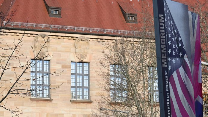 Delapan dekade telah berlalu sejak dunia menyaksikan salah satu momen terpenting dalam sejarah peradaban modern: Pengadilan Nuremberg. Pada Kamis (13/11/2025), Courtroom 600 di Nuremberg, Jerman, kembali menjadi sorotan saat publik memperingati 80 tahun digelarnya persidangan yang mengadili para pemimpin Nazi atas kejahatan perang dan kejahatan terhadap kemanusiaan setelah Perang Dunia II. REUTERS/Angelika Warmuth
