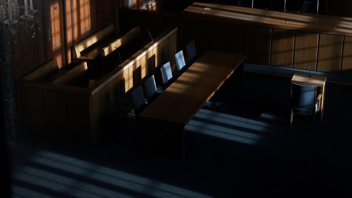 Delapan dekade telah berlalu sejak dunia menyaksikan salah satu momen terpenting dalam sejarah peradaban modern: Pengadilan Nuremberg. Pada Kamis (13/11/2025), Courtroom 600 di Nuremberg, Jerman, kembali menjadi sorotan saat publik memperingati 80 tahun digelarnya persidangan yang mengadili para pemimpin Nazi atas kejahatan perang dan kejahatan terhadap kemanusiaan setelah Perang Dunia II. REUTERS/Angelika Warmuth