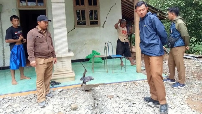 Rumah warga Pule, Trenggalek yang rawan ambruk akibat bencana tanah gerak.