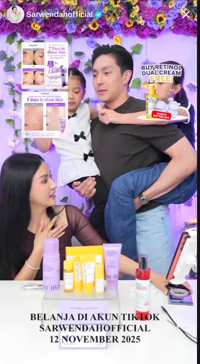 Kedua putri Sarwendah dan mantan suaminya, Ruben Onsu, Thalia dan Thania, beberapa kali terlihat muncul di live jualan Sarwendah dan Giorgio Antonio. Menariknya, Thalia dan Thania tampak dekat dengan Giorgio atau yang akrab disapa Gio. Foto: TikTok