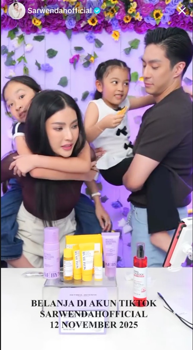 Thalia dan Thania beberapa kali terlihat muncul di sela-sela siaran langsung jualan Sarwendah dan Gio. Bak sebuah keluarga, keempatnya terlihat kompak sambil bercanda. Foto: TikTok
