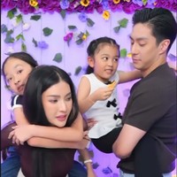 Thalia dan Thania beberapa kali terlihat muncul di sela-sela siaran langsung jualan Sarwendah dan Gio. Bak sebuah keluarga, keempatnya terlihat kompak sambil bercanda. Foto: TikTok