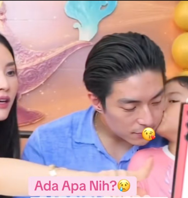 Kuasa hukum Ruben juga mengatakan jika saat ini Ruben mengalami kesulitan untuk bertemu anak-anaknya. Di sisi lain, putrinya itu justru terlihat nempel dengan Gio. Dalam salah satu kesempatan di sesi live, Thania terlihat mengecup pipi Gio. Foto: TikTok