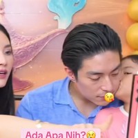 Kuasa hukum Ruben juga mengatakan jika saat ini Ruben mengalami kesulitan untuk bertemu anak-anaknya. Di sisi lain, putrinya itu justru terlihat nempel dengan Gio. Dalam salah satu kesempatan di sesi live, Thania terlihat mengecup pipi Gio. Foto: TikTok