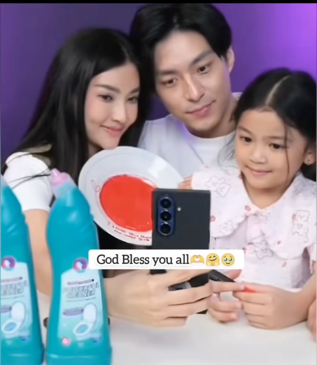 Bak sebuah keluarga, Sarwendah mengabadikan momen kebersamaannya dengan Gio dan Thania. Ketiganya tampak berfoto bersama saat sedang live. Foto: TikTok