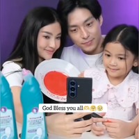 Bak sebuah keluarga, Sarwendah mengabadikan momen kebersamaannya dengan Gio dan Thania. Ketiganya tampak berfoto bersama saat sedang live. Foto: TikTok