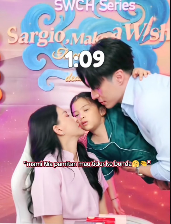 Momen saat Thania digendong Gio hanya untuk berpamitan sebelum tidur dengan Sarwendah. Momen manis tersebut berhasil ikut diabadikan bersamaan dengan live jualan Sarwendah. Foto: TikTok