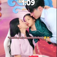 Momen saat Thania digendong Gio hanya untuk berpamitan sebelum tidur dengan Sarwendah. Momen manis tersebut berhasil ikut diabadikan bersamaan dengan live jualan Sarwendah. Foto: TikTok