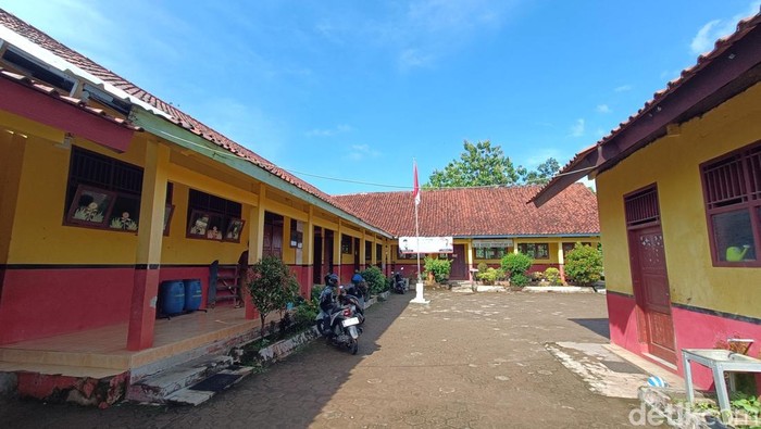 Lokasi SD N 2 Cibeunying yang diliburkan dan dialihkan pembelajaran daring karena terdampak longsor Desa Cibeunying, Kecamatan Majenang, Kabupaten Cilacap, Selasa (18/11/2025).