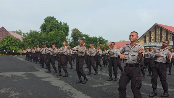Senam Tabola Bale di Lapangan Catur Prasetya SPN Polda Jatim diikuti ratusan orang.