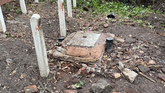 Seorang pria di Inggris bernama Mark Ledsom membeli sebuah vila dan ditemukan ada septic tank yang rusak di halaman belakang. Ia kemudian menggugat agen properti karena tak memberitahu soal septic tank. Akhirnya Mark mendapatkan uang senilai Rp 550 juta.