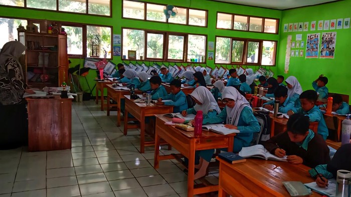 Siswa-siswi sekolah dasar di Kabupaten Sukabumi mengikuti kegiatan belajar di kelas, dengan suasana ruang yang tertata rapi dan mendukung pembiasaan literasi.