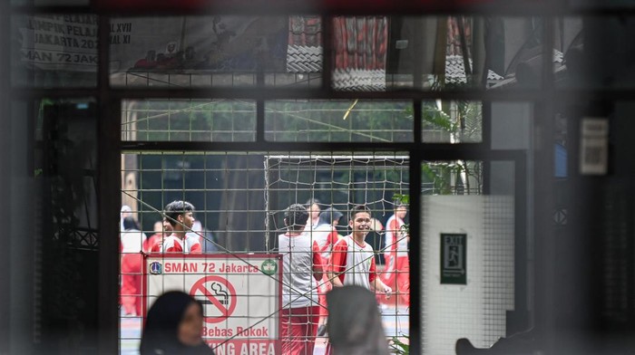 Siswa berada di masjid tempat ledakan yang telah direnovasi di SMAN 72 Jakarta, Jakarta, Selasa (18/11/2025). Gubernur DKI Jakarta Pramono Anung menyatakan kegiatan belajar mengajar di SMAN 72 Jakarta kembali berlangsung secara tatap muka, meski tidak semua siswa hadir secara langsung karena masih dalam tahap pemulihan setelah sebelumnya dihentikan selama 10 hari dampak dari insiden ledakan pada Jumat (7/11/2025) lalu. ANTARA FOTO/Sulthony Hasanuddin