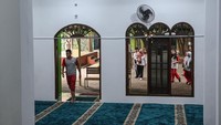 Pantauan di lokasi menunjukkan renovasi masjid yang terdampak ledakan telah rampung pada bagian utama, sehingga area sekolah dinyatakan aman untuk kembali digunakan. Sejumlah siswa terlihat memadati area kelas dan halaman sekolah, sementara sebagian lainnya masih menjalani pembelajaran daring selama masa pemulihan. ANTARA FOTO/Sulthony Hasanuddin
