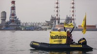 Aktivis Greenpeace membentangkan spanduk saat menggelar aksi damai di kawasan Pembangkit Listrik Tenaga Gas Uap (PLTGU) Muara Karang di Jakarta, Selasa (18/11/2025). ANTARA FOTO/Dhemas Reviyanto