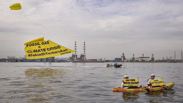 Aktivis Greenpeace membentangkan spanduk saat menggelar aksi damai di kawasan Pembangkit Listrik Tenaga Gas Uap (PLTGU) Muara Karang di Jakarta, Selasa (18/11/2025). Aksi tersebut digelar sebagai bentuk protes terhadap inkonsistensi kebijakan energi nasional, secara simbolis menunjukkan bahwa janji iklim global harus diwujudkan dengan target iklim yang ambisius, dengan menghentikan ketergantungan terhadap energi fosil, seperti pengembangan energi gas fosil sebagai energi transisional. ANTARA FOTO/Dhemas Reviyanto