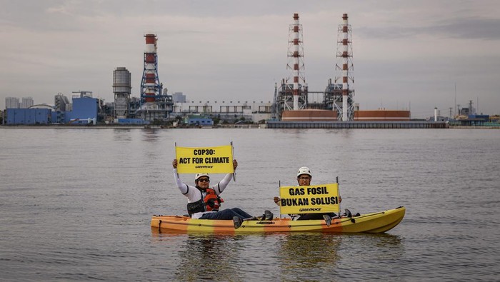 Aktivis Greenpeace membentangkan spanduk saat menggelar aksi damai di kawasan Pembangkit Listrik Tenaga Gas Uap (PLTGU) Muara Karang di Jakarta, Selasa (18/11/2025). Aksi tersebut digelar sebagai bentuk protes terhadap inkonsistensi kebijakan energi nasional, secara simbolis menunjukkan bahwa janji iklim global harus diwujudkan dengan target iklim yang ambisius, dengan menghentikan ketergantungan terhadap energi fosil, seperti pengembangan energi gas fosil sebagai energi transisional. ANTARA FOTO/Dhemas Reviyanto