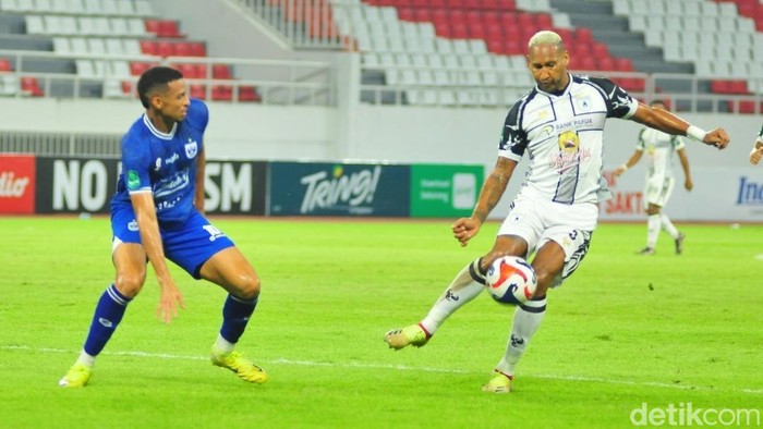 Striker PSIS, Camilo Sanchez mengawal pergerakan bek Persipura, Arthur Vieira, Selasa (18/11/2025).