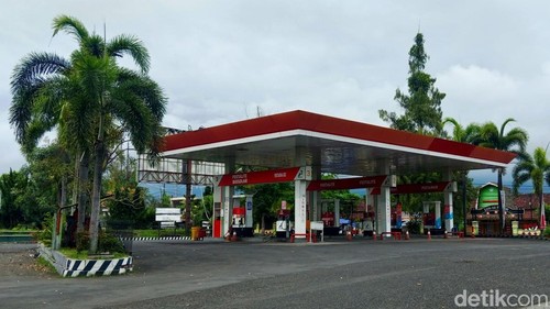 Suasana salah satu SPBU di Kelurahan Pancor, Kecamatan Selong, Lombok Timur, NTB, yang terlihat sepi, Selasa (18/11/2025). (Foto: Sanusi Ardi W/detikBali)