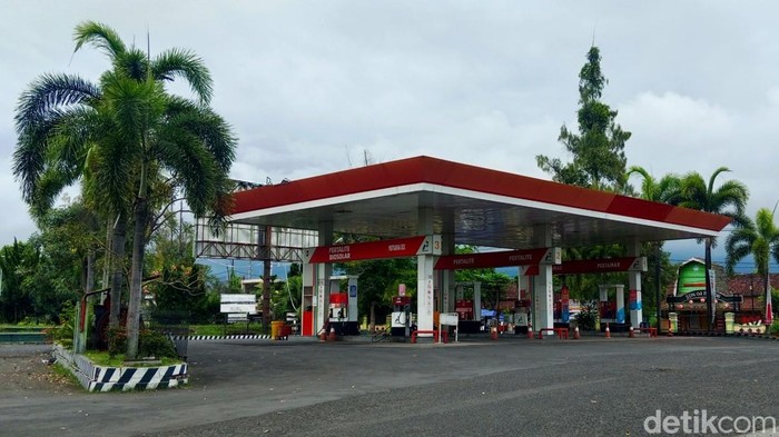 Suasana salah satu SPBU di Kelurahan Pancor, Kecamatan Selong, Lombok Timur, NTB, yang terlihat sepi, Selasa (18/11/2025). (Foto: Sanusi Ardi W/detikBali)