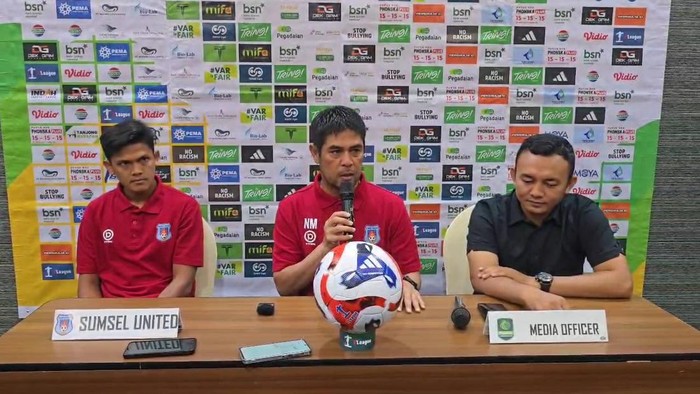 Pelatih Sumsel United dan pemain bertahan Aziz Hutagalung saat sesi pre match press conference.